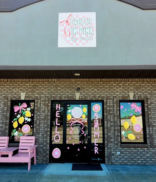 Hello Summer storefront windows with lemons and bows